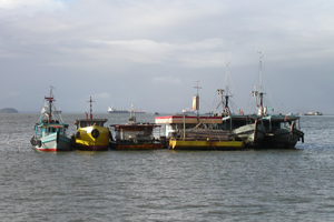 Floating refueling station